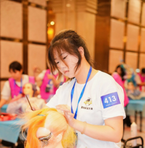 【标榜学子】张文静
2026亚太美业国际技能邀请赛，荣获女士长发盘发造型一等奖！